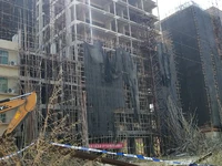 拆！普宁市区一自建楼违规建设，超7层部分被强拆！